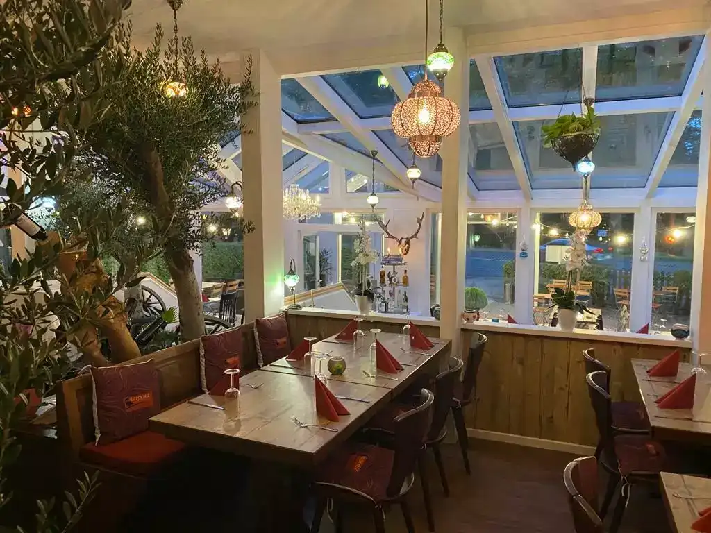 ein vierer tisch unserer resturants von innen